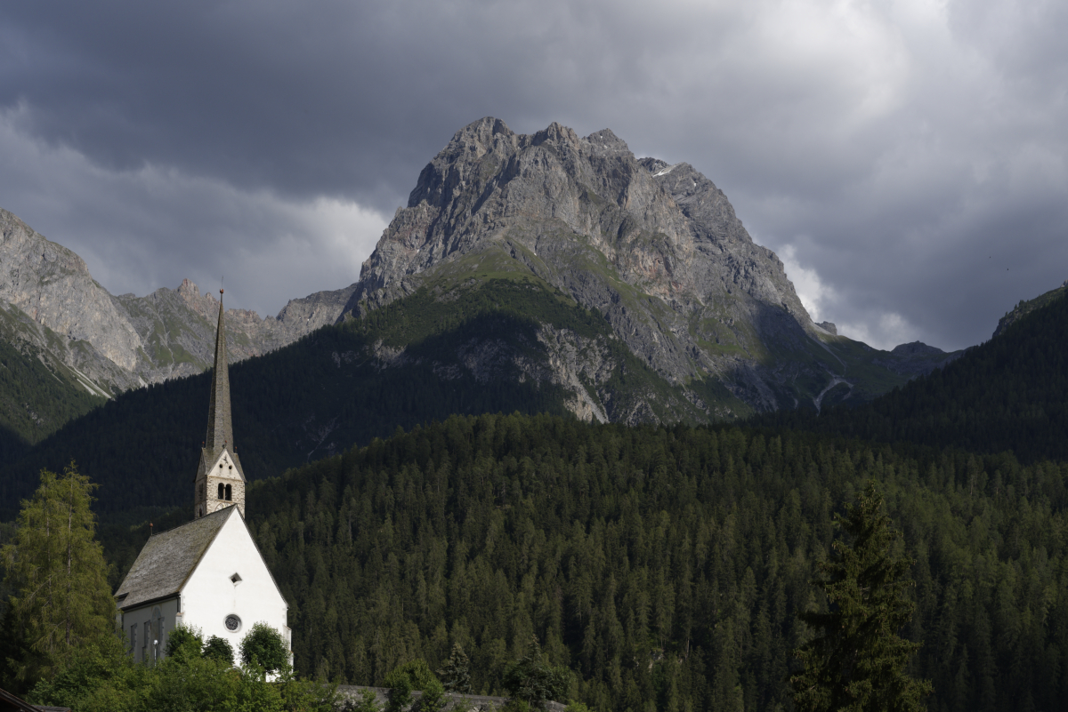 L'église Blanche et Piz Lischana à SCuol