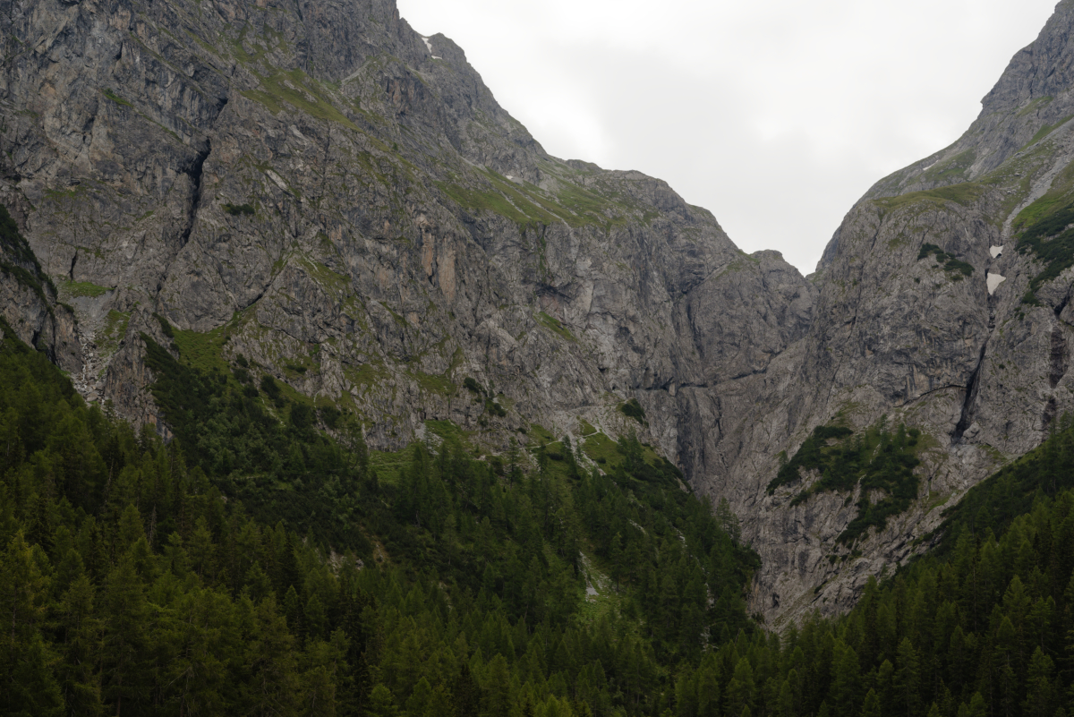 Le chemin taillé dans la roche de l'Aval da Stüra