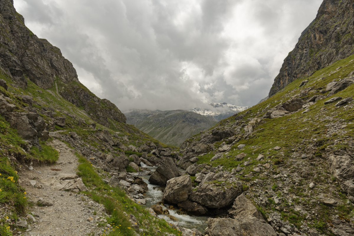 A la sortie du chemin taillé dans la roche, direction Sesvennahütte sur le versant Italien